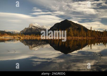 Vom Aussichtspunkt der Vermilion Lakes am Bow River in Banff, Alberta, aus könnt ihr einen Blick auf die Berge wie den Mount Rundle werfen. Stockfoto