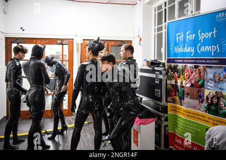 London, Großbritannien. 18. Februar 2023 Die Models bereiten sich auf die Modenschau von Richard Quinn vor, die während der London Fashion Week im Seymour Leisure Centre stattfindet. Foto: Samstag, 18. Februar 2023. Das Foto sollte lauten: Matt Crossick/Empics/Alamy Live News Stockfoto