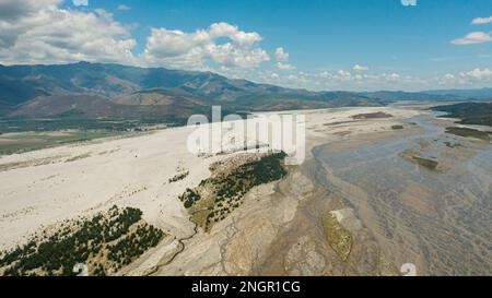 Blick von oben auf das flache Flussbett in einem Bergtal. Bucao-Fluss. Luzon, Philippinen. Stockfoto
