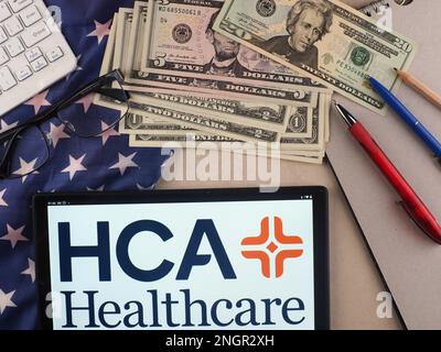 Deutschland. 19. Februar 2023. In dieser Fotoabbildung ist das Logo der Hospital Corporation of America (HCA Healthcare) auf einem Tablet zu sehen. (Foto: Igor Golovniov/SOPA Images/Sipa USA) Guthaben: SIPA USA/Alamy Live News Stockfoto