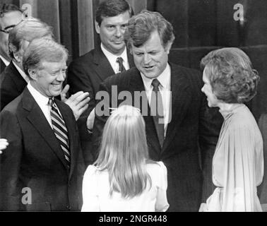 New York, NY - (DATEI) - US-Präsident Jimmy Carter, links, USA Senator Edward M. 'Ted' Kennedy (Demokrat von Massachusetts), Mitte, First Lady Roslyn Carter, richtig. Und Amy Carter, zurück in die Kamera, auf dem Podium am letzten Abend der 1980. Demokratischen Nationalversammlung in New York, New York am Donnerstag, den 14. August 1980, in einer Demonstration der Einheit nach einem blutigen Kampf um die Nominierung der Partei für den Präsidenten. Kredit: Arnie Sachs/CNP Stockfoto