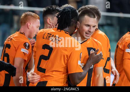 Warschau, Polen. 16. Februar 2023. Lassina Traore und Bogdan Mykhaylichenko von Shakhtar feiern ein Tor beim Spiel der UEFA Europa League mit 2022/23 1. Beinen zwischen Shakhtar Donetsk und dem FC Stade Rennais im Marshal Jozef Pilsudski Municipal Stadium der Legia Warschau. Endstand: Shakhtar Donetsk 2:1 FC Stade Rennes. (Foto: Mikolaj Barbanell/SOPA Images/Sipa USA) Guthaben: SIPA USA/Alamy Live News Stockfoto