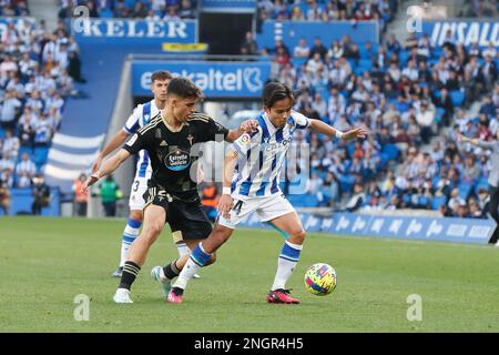 San Sebastian, Spanien. 18. Februar 2023. (L-R) Gabri Veiga (Celta), Takefusa Kubo (Sociedad) Fußball : spanisches Spiel "La Liga Santander" zwischen Real Sociedad 1-1 RC Celta de Vigo in der reale Arena in San Sebastian, Spanien . Kredit: Mutsu Kawamori/AFLO/Alamy Live News Stockfoto