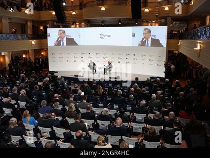 München, Deutschland. 18. Februar 2023. Wang Yi, Mitglied des Politischen Büros des Zentralkomitees der Kommunistischen Partei Chinas (CPC) und Direktor des Büros der Kommission für auswärtige Angelegenheiten des CPC-Zentralkomitees, beantwortet Fragen auf der Münchner Sicherheitskonferenz am 18. Februar 2023 in München. Kredit: Jin Mamengni/Xinhua/Alamy Live News Stockfoto