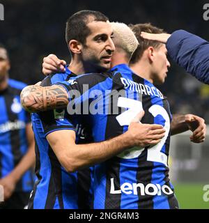 Mailand, Italien. 18. Februar 2023. Henrikh Mkhitaryan (L) des FC Inter feiert sein Tor bei einem Fußballspiel der Serie A zwischen dem FC Inter und Udinese am 18. Februar 2023 in Mailand, Italien. Kredit: Str/Xinhua/Alamy Live News Stockfoto