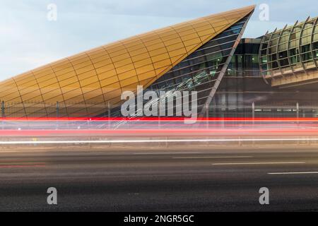 Aufnahme einer futuristischen U-Bahn-Station entlang der Straße. Stockfoto