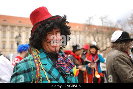 Prag, Tschechische Republik. 18. Februar 2023. Ein Mann nimmt am 18. Februar 2023 an der Feier von Masopust in Prag, der Tschechischen Republik, Teil. Masopust ist ein traditioneller tschechischer Karneval. Während dieser Veranstaltung tragen die Menschen Masken und tragen Kostüme, um den Frühling zu feiern. Kredit: Dana Kesnerova/Xinhua/Alamy Live News Stockfoto