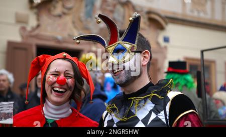 Prag, Tschechische Republik. 18. Februar 2023. Die Menschen nehmen am 18. Februar 2023 an der Feier von Masopust in Prag, der Tschechischen Republik, Teil. Masopust ist ein traditioneller tschechischer Karneval. Während dieser Veranstaltung tragen die Menschen Masken und tragen Kostüme, um den Frühling zu feiern. Kredit: Dana Kesnerova/Xinhua/Alamy Live News Stockfoto