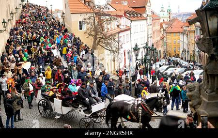 Prag, Tschechische Republik. 18. Februar 2023. Die Menschen nehmen am 18. Februar 2023 an der Feier von Masopust in Prag, der Tschechischen Republik, Teil. Masopust ist ein traditioneller tschechischer Karneval. Während dieser Veranstaltung tragen die Menschen Masken und tragen Kostüme, um den Frühling zu feiern. Kredit: Dana Kesnerova/Xinhua/Alamy Live News Stockfoto