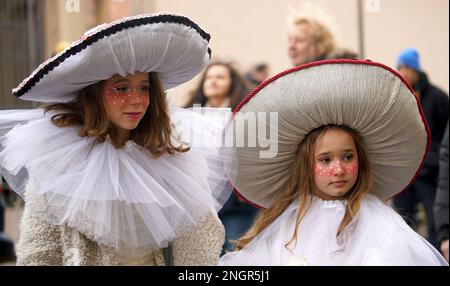 Prag, Tschechische Republik. 18. Februar 2023. Die Menschen nehmen am 18. Februar 2023 an der Feier von Masopust in Prag, der Tschechischen Republik, Teil. Masopust ist ein traditioneller tschechischer Karneval. Während dieser Veranstaltung tragen die Menschen Masken und tragen Kostüme, um den Frühling zu feiern. Kredit: Dana Kesnerova/Xinhua/Alamy Live News Stockfoto