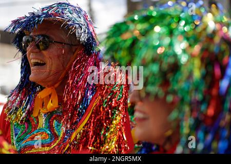 Recife, Brasilien. 18. Februar 2023. Feierliche nehmen am Karneval in Recife, Pernambuco, Brasilien, am 18. Februar 2023 Teil. Kredit: Lucio Tavora/Xinhua/Alamy Live News Stockfoto