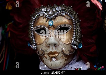 Recife, Brasilien. 18. Februar 2023. Ein Feier in Kostümen nimmt am Karneval in Recife, Pernambuco, Brasilien, am 18. Februar 2023 Teil. Kredit: Lucio Tavora/Xinhua/Alamy Live News Stockfoto