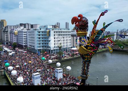 Recife. 18. Februar 2023. Dieses Luftfoto wurde am 18. Februar 2023 aufgenommen und zeigt die Teilnehmer des Karnevals in Recife, Pernambuco, Brasilien. Kredit: Lucio Tavora/Xinhua/Alamy Live News Stockfoto