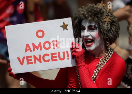 Recife, Brasilien. 18. Februar 2023. Ein Feier in Kostümen nimmt am Karneval in Recife, Pernambuco, Brasilien, am 18. Februar 2023 Teil. Kredit: Lucio Tavora/Xinhua/Alamy Live News Stockfoto