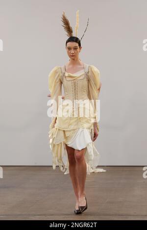 London, Großbritannien. 19. Februar 2023. Ein Modell präsentiert eine Kreation während der London Fashion Week in London, Großbritannien, am 18. Februar 2023. Kredit: Xinhua/Alamy Live News Stockfoto