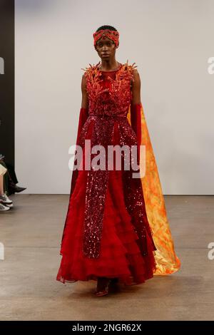 London, Großbritannien. 19. Februar 2023. Ein Modell präsentiert eine Kreation während der London Fashion Week in London, Großbritannien, am 18. Februar 2023. Kredit: Xinhua/Alamy Live News Stockfoto