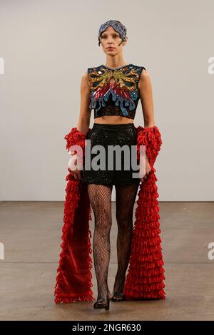 London, Großbritannien. 19. Februar 2023. Ein Modell präsentiert eine Kreation während der London Fashion Week in London, Großbritannien, am 18. Februar 2023. Kredit: Xinhua/Alamy Live News Stockfoto
