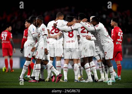 Monza, Italien. 18. Februar 2023. Die Spieler des AC Mailand feiern am 18. Februar 2023 in Monza, Italien, ein Tor bei einem Fußballspiel der Serie A zwischen dem AC Mailand und Monza. Kredit: Daniele Mascolo/Xinhua/Alamy Live News Stockfoto