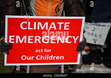Climate Emergency: Demonstranten auf einem marsch, die Maßnahmen zur Bekämpfung des Klimawandels fordern, Montpelier, VT, USA. Stockfoto