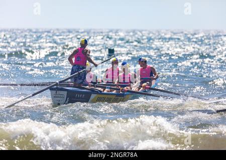 Traditionelles Surfbootrennen am Collaroy Beach in Sydney, Sommer 2023, NSW, Australien Stockfoto