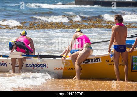 Traditionelles Surfbootrennen am Collaroy Beach in Sydney, Sommer 2023, NSW, Australien Stockfoto