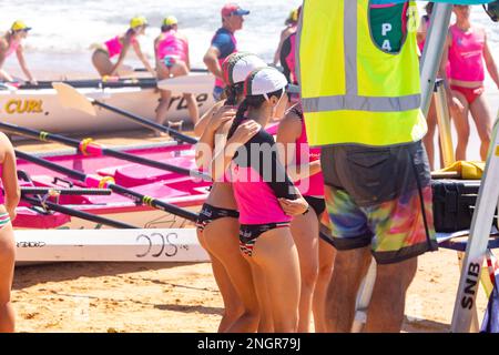 Traditionelles Surfbootrennen am Collaroy Beach in Sydney, Sommer 2023, NSW, Australien Stockfoto