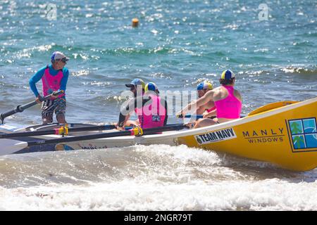 Traditionelles Surfbootrennen am Collaroy Beach in Sydney, Sommer 2023, NSW, Australien Stockfoto