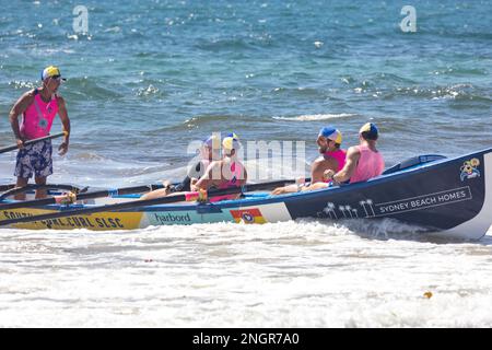 Traditionelles Surfbootrennen am Collaroy Beach in Sydney, Sommer 2023, NSW, Australien Stockfoto