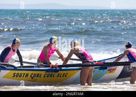 Traditionelles Surfbootrennen am Collaroy Beach in Sydney, Sommer 2023, NSW, Australien, Männer South Curl Curl Team Stockfoto