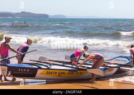 Traditionelles Surfbootrennen am Collaroy Beach in Sydney, Sommer 2023, NSW, Australien Stockfoto