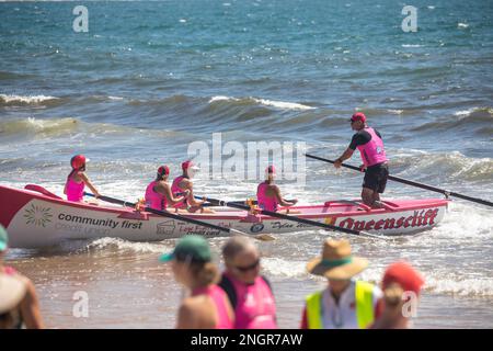 Traditionelles Surfbootrennen am Collaroy Beach in Sydney, Sommer 2023, NSW, Australien, Queenscliff Frauen-Team mit Männchen Sweep Stockfoto