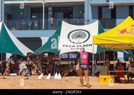 Traditionelles Surfbootrennen am Collaroy Beach in Sydney, Sommer 2023, NSW, Australien Stockfoto