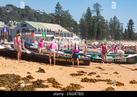 Traditionelles Surfbootrennen am Collaroy Beach in Sydney, Sommer 2023, NSW, Australien Stockfoto