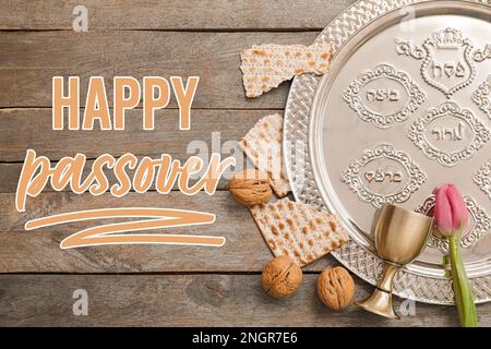 Banner für Happy Passover-Feier mit Seder-Platte auf Holzhintergrund Stockfoto