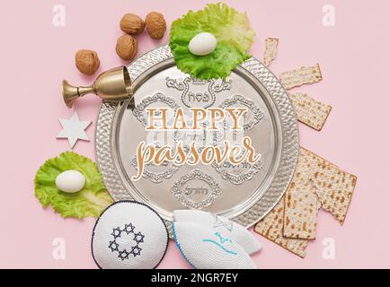 Banner für Happy Passover-Feier mit Seder-Platte auf pinkfarbenem Hintergrund Stockfoto