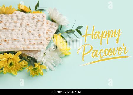 Banner für Happy Passover-Feier mit jüdischem Fladenbrot auf hellblauem Hintergrund Stockfoto