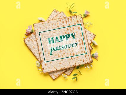 Banner für Happy Passover-Feier mit jüdischem Fladenbrot auf gelbem Hintergrund Stockfoto