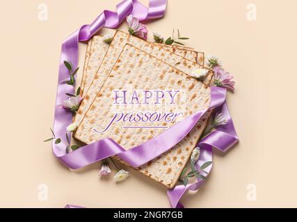 Banner für Happy Passover-Feier mit jüdischem Fladenbrot auf hellem Hintergrund Stockfoto