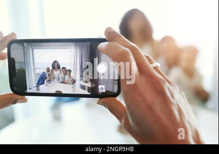 Smartphone-Fotografie, Bildschirm und Hand mit der Familie zu Hause, Bilder und Erinnerungen mit Liebe und Sorgfalt aufnehmen. Technologie, Nahaufnahme und Menschen zusammen Stockfoto