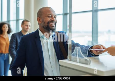 Schalter, Ticket und schwarzer Mann am Flughafen für Passkontrolle oder in der Hotelschlange für den Reiseservice. Zufriedener Kunde am Sicherheitsstand oder an der Glasscheibe Stockfoto