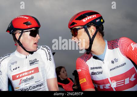 Antibes, Frankreich. 18. Februar 2023. Trek Segafredos dänischer Reiter Mattias Skjelmose wurde gesehen, nachdem ein Teamkollege ihm die zweite Etappe der Tour du Var et des Alpes-maritimes (Tour 06-83) gratuliert hatte. Die zweite Etappe der Tour des Alpes-Maritimes et du Var 55. (Tour 06-83) findet zwischen Mandelieu und der Antibes Azur Arena (179km) statt. Trek Segafredos Mattias Skjelmose gewann die Bühne in einem Sprint. In der Gesamtklassifizierung behält der französische Fahrer Kevin Vauquelin (Team ARKEA Samsic) das gelbe Trikot des Anführers. Kredit: SOPA Images Limited/Alamy Live News Stockfoto