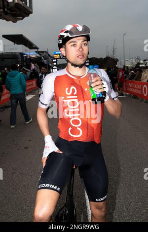 Antibes, Frankreich. 18. Februar 2023. Französischer Reiter Alexandre Delettre vom Cofidis-Team am Ende der zweiten Etappe der Tour du Var et des Alpes-maritimes (Tour 06-83). Die zweite Etappe der Tour des Alpes-Maritimes et du Var 55. (Tour 06-83) findet zwischen Mandelieu und der Antibes Azur Arena (179km) statt. Trek Segafredos Mattias Skjelmose gewann die Bühne in einem Sprint. In der Gesamtklassifizierung behält der französische Fahrer Kevin Vauquelin (Team ARKEA Samsic) das gelbe Trikot des Anführers. Kredit: SOPA Images Limited/Alamy Live News Stockfoto