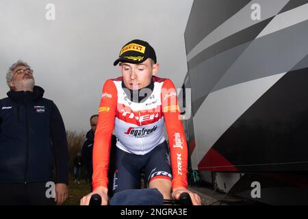 Antibes, Frankreich. 18. Februar 2023. Trek Segafredo Reiter Mattias Skjelmose nach seinem Sieg in der zweiten Etappe der Tour du Var et des Alpes-maritimes (Tour 06-83). Die zweite Etappe der Tour des Alpes-Maritimes et du Var 55. (Tour 06-83) findet zwischen Mandelieu und der Antibes Azur Arena (179km) statt. Trek Segafredos Mattias Skjelmose gewann die Bühne in einem Sprint. In der Gesamtklassifizierung behält der französische Fahrer Kevin Vauquelin (Team ARKEA Samsic) das gelbe Trikot des Anführers. (Foto: Laurent Coust/SOPA Images/Sipa USA) Guthaben: SIPA USA/Alamy Live News Stockfoto