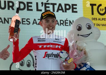 Antibes, Frankreich. 18. Februar 2023. Trek Segafredos dänischer Reiter Mattias Skjelmose auf dem Podium, als er die zweite Stufe der Tour du Var et des Alpes-maritimes (Tour 06-83) gewinnt. Die zweite Etappe der Tour des Alpes-Maritimes et du Var 55. (Tour 06-83) findet zwischen Mandelieu und der Antibes Azur Arena (179km) statt. Trek Segafredos Mattias Skjelmose gewann die Bühne in einem Sprint. In der Gesamtklassifizierung behält der französische Fahrer Kevin Vauquelin (Team ARKEA Samsic) das gelbe Trikot des Anführers. (Foto: Laurent Coust/SOPA Images/Sipa USA) Guthaben: SIPA USA/Alamy Live News Stockfoto