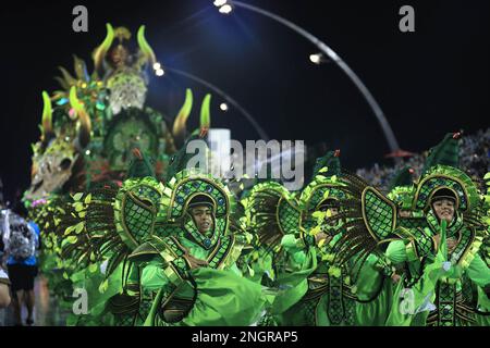 Sao Paulo, Brasilien. 19. Februar 2023. SP - Sao Paulo - 02/18/2023 - KARNEVAL SAO PAULO 2023, BESONDERE GRUPPENPARADE - Samba School Mancha Verde während der Präsentation bei der Parade der Sondergruppe des Karnevals von Sao Paulo im Anhembi Sambadrome. Foto: Ettore Chiereguini/AGIF/Sipa USA Guthaben: SIPA USA/Alamy Live News Stockfoto