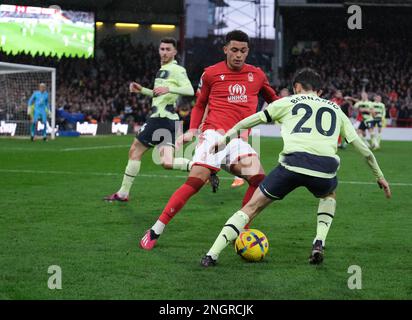 The City Ground, Nottingham, Großbritannien. 18. Februar 2023. Premier League Football, Nottingham Forest gegen Manchester City; Bernardo Silva von Manchester City unter dem Druck von Brennan Johnson von Nottingham Forest Credit: Action Plus Sports/Alamy Live News Stockfoto