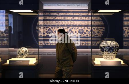 Shenyang, Chinas Provinz Liaoning. 18. Februar 2023. Ein Tourist besucht das Liaoning Museum in Shenyang, Nordostchina's Liaoning Province, 18. Februar 2023. Kredit: Yao Jianfeng/Xinhua/Alamy Live News Stockfoto