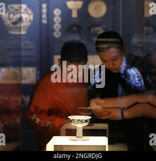 Shenyang, Chinas Provinz Liaoning. 18. Februar 2023. Touristen besuchen das Liaoning Museum in Shenyang, nordöstliche Chinas Provinz Liaoning, 18. Februar 2023. Kredit: Yao Jianfeng/Xinhua/Alamy Live News Stockfoto