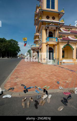 Schuhe vor dem Cao Dai Tempel, Tay Ninh, nahe HCMC, Vietnam Stockfoto