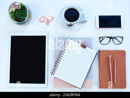 Alle Elemente, die Sie benötigen, um einen Blog zu starten. Aufnahmen von Objekten auf einem Tisch ohne Personen aus einem großen Winkel. Stockfoto